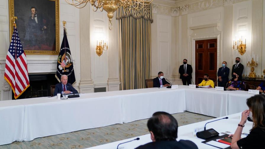 Biden promete dar prioridad a la reforma migratoria en reunión con latinos