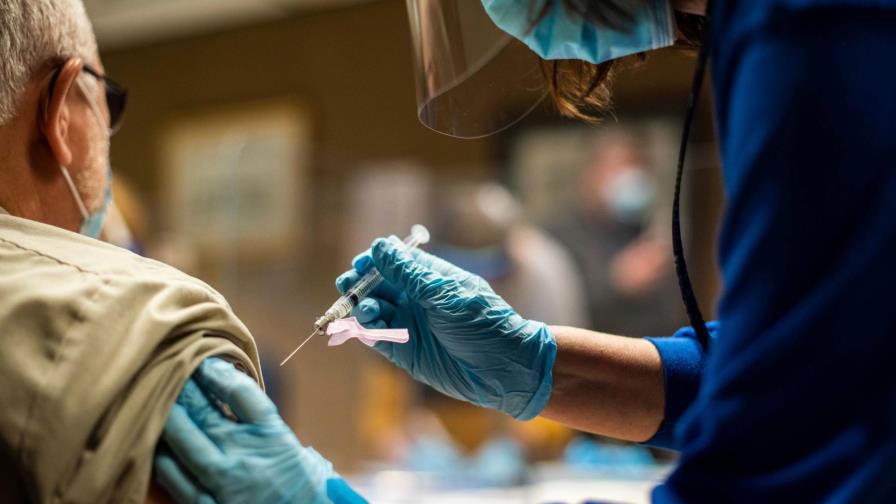 EEUU se niega a elegir entre donar vacunas y reservarse terceras dosis