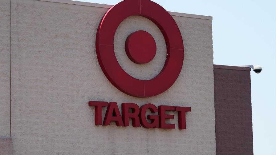 Target y Walmart ofrecen pagar los estudios de sus empleados
