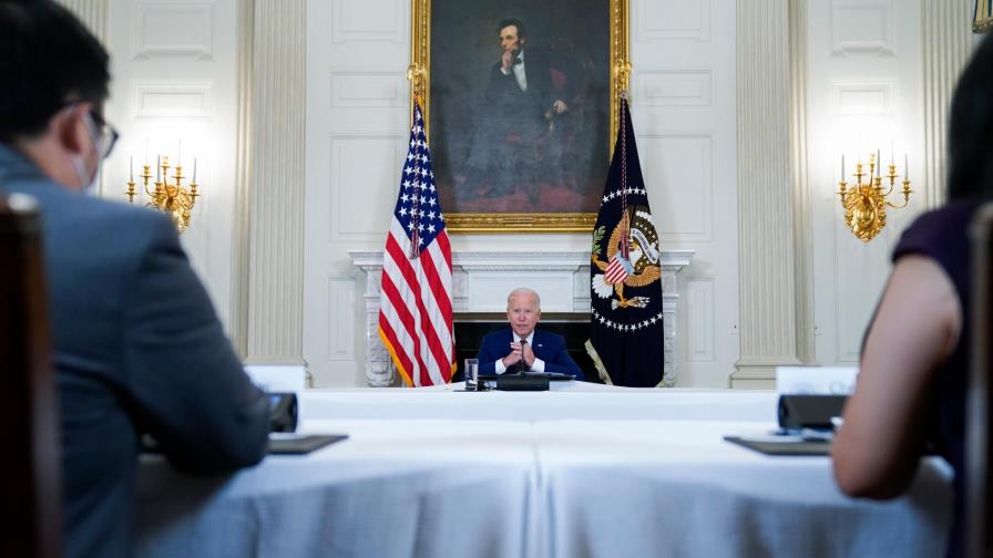 Biden aborda la reforma migratoria con estadounidenses de origen asiático