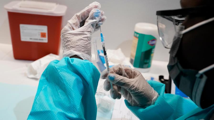 “Aún no” es necesario adaptar la vacuna Pfizer a las variantes del virus 
