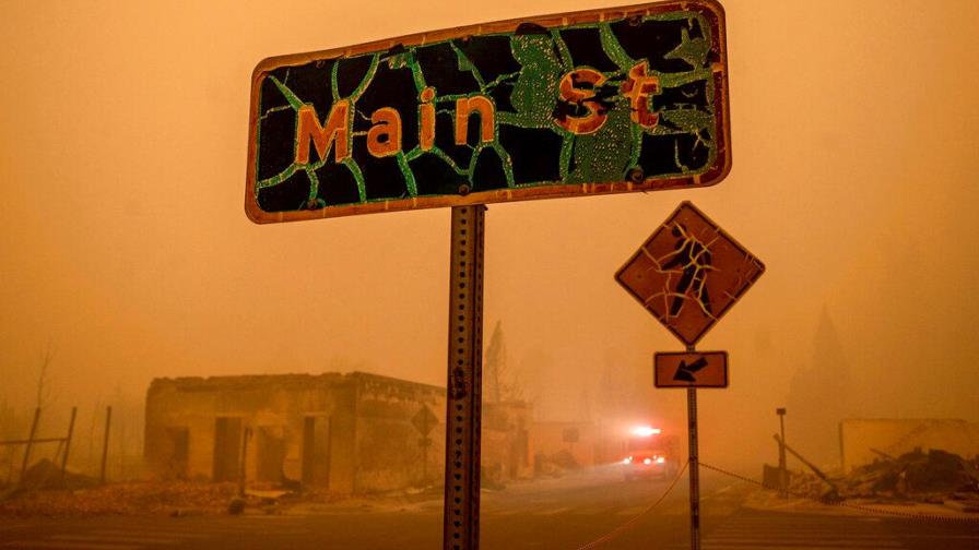 Aviones extintores reanudan vuelo en incendio en California