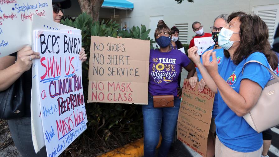 Miles de alumnos vuelven a clase en Miami, en plena polémica por el uso de tapabocas
