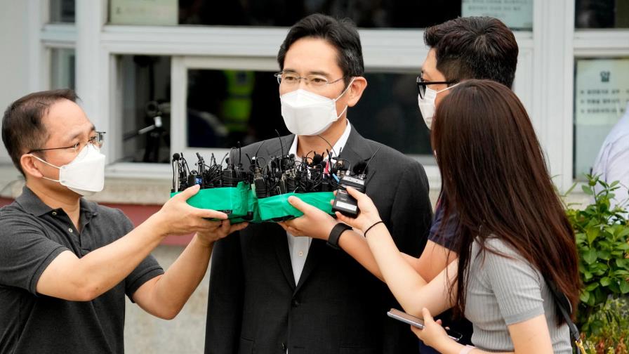 El líder de Samsung sale en libertad condicional tras un polémico indulto