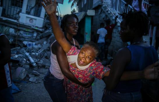 Los hospitales de Haití se saturan mientras aumentan víctimas del sismo