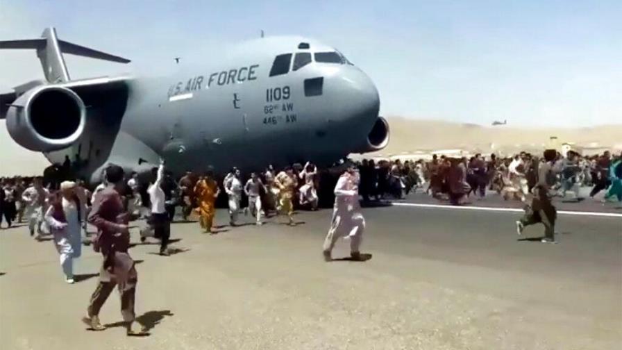 ¿Podré irme? Desesperante espera en el aeropuerto de Kabul