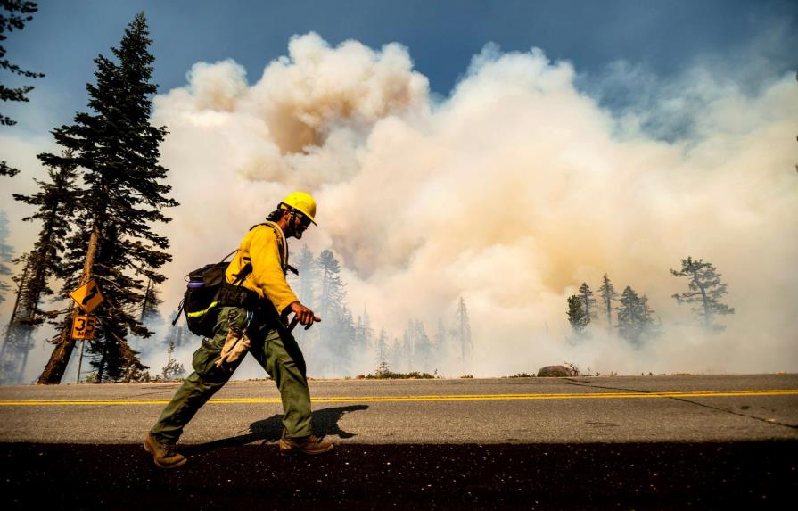 Un incendio en California amenaza 17,000 edificios pese a la mejora del clima