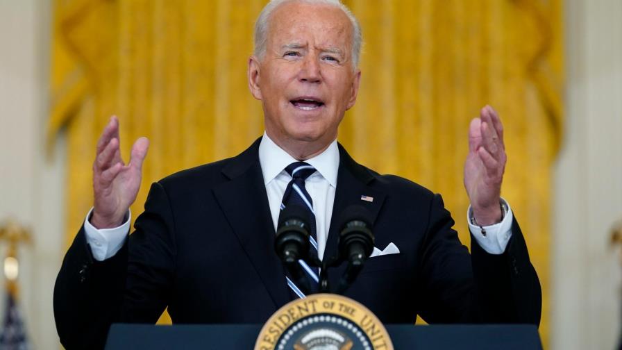 Biden y Macron evalúan cómo coordinarse para la llegada de refugiados afganos
