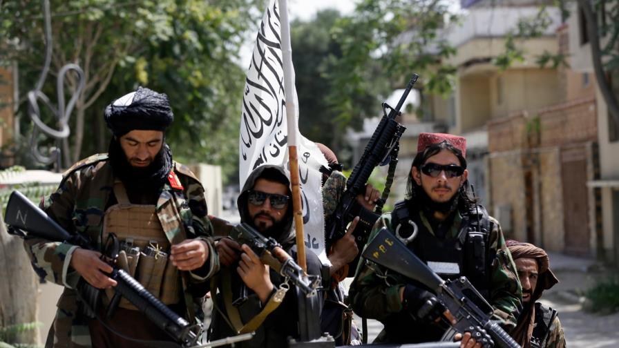 Estados Unidos presiona a talibanes para dejar un corredor seguro a aeropuerto de Kabul