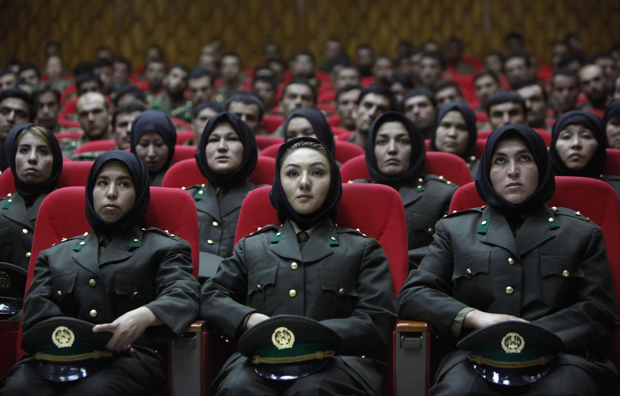 Oficiales femeninas recién entrenadas del Ejército Nacional Afgano se sientan en los asientos delanteros mientras un nuevo grupo de oficiales asiste a su ceremonia de graduación en el centro de entrenamiento del Ejército Nacional en Kabul, Afganistán, el jueves 23 de septiembre de 2010 (AP Photo / Gemunu Amarasinghe)