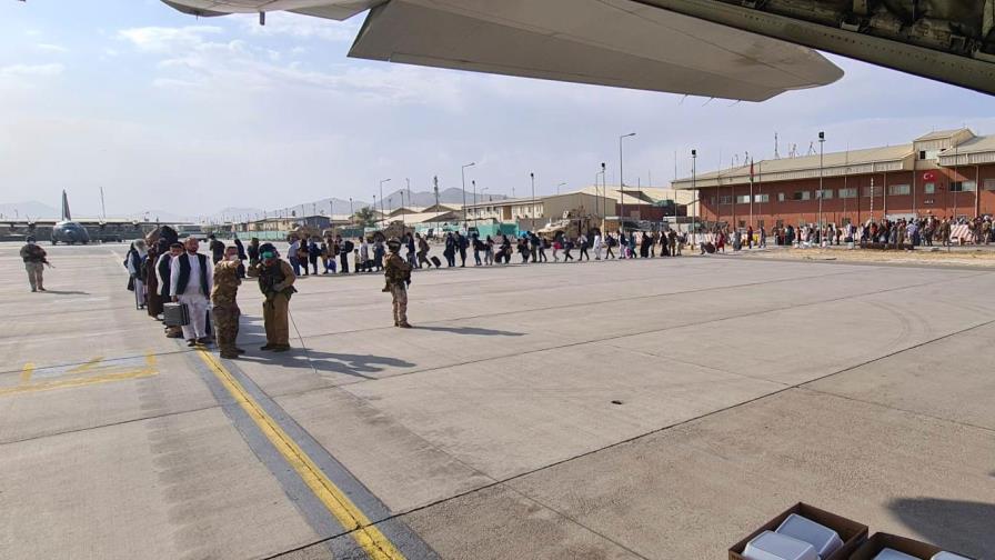 Los talibanes culpan a Estados Unidos del caos en el aeropuerto de Kabul