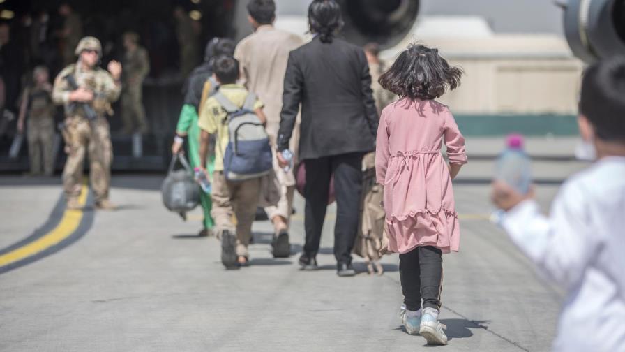 España acuerda recibir a hasta 4,000 afganos evacuados por Estados Unidos