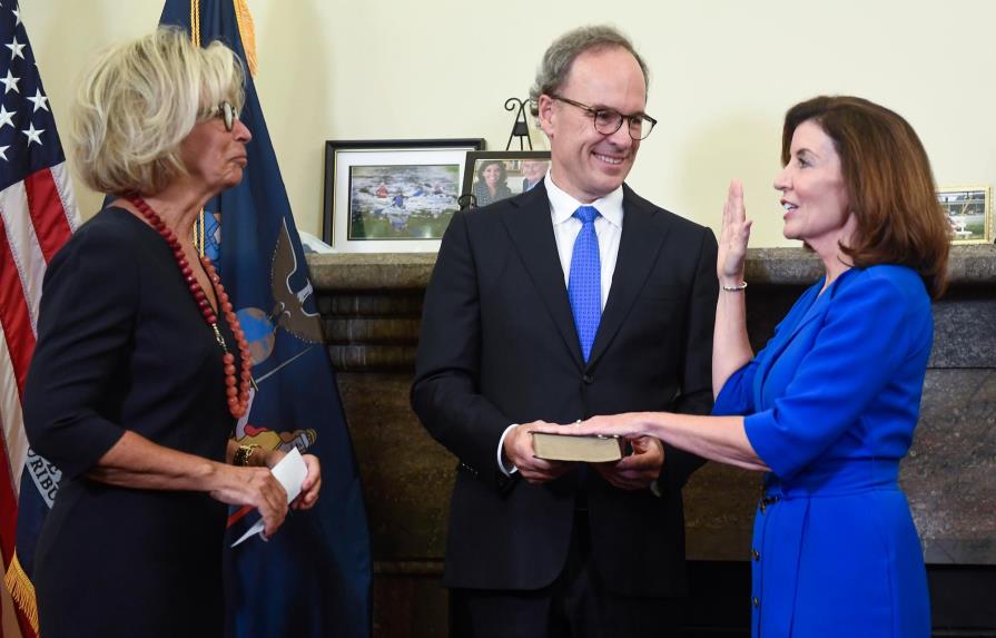 La nueva gobernadora de Nueva York, Kathy Hochul, toma posesión de su cargo