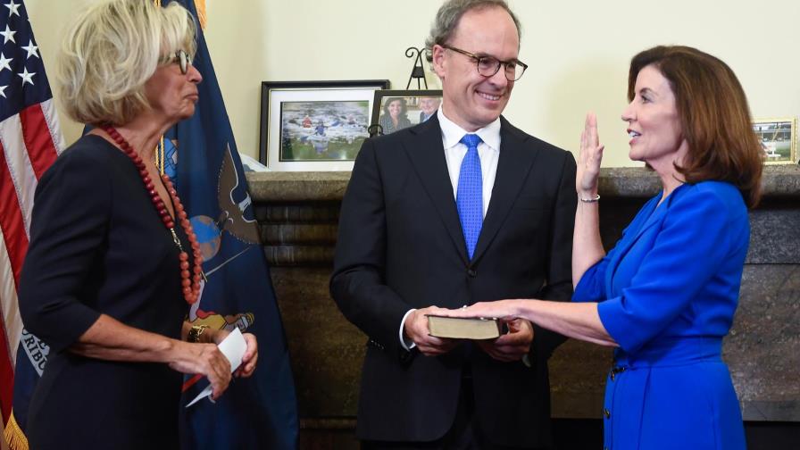 La nueva gobernadora de Nueva York, Kathy Hochul, toma posesión de su cargo