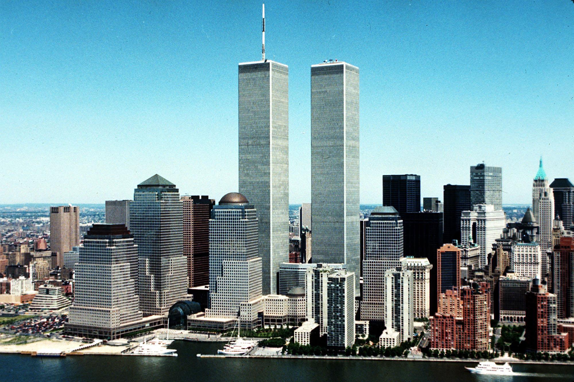 ARCHIVO - Esta foto de archivo de 1990 muestra el horizonte de la ciudad de Nueva York con las torres gemelas del World Trade Center en el centro. (Foto AP / Archivo)