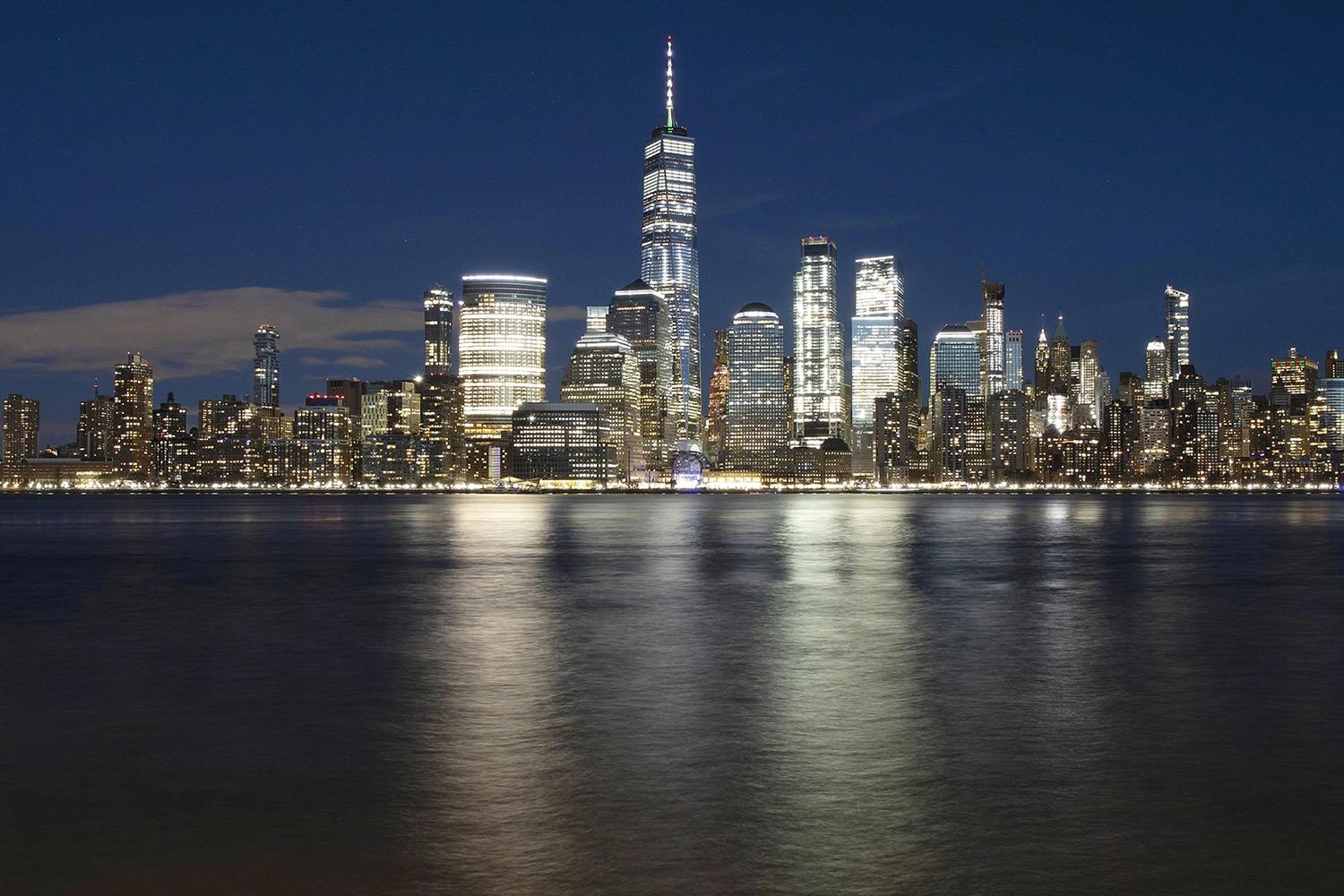 ARCHIVO - En esta foto de archivo del 28 de diciembre de 2018, el One World Trade Center se eleva sobre el horizonte del bajo Manhattan y el río Hudson, en Nueva York. (Foto AP / Mark Lennihan, archivo)
