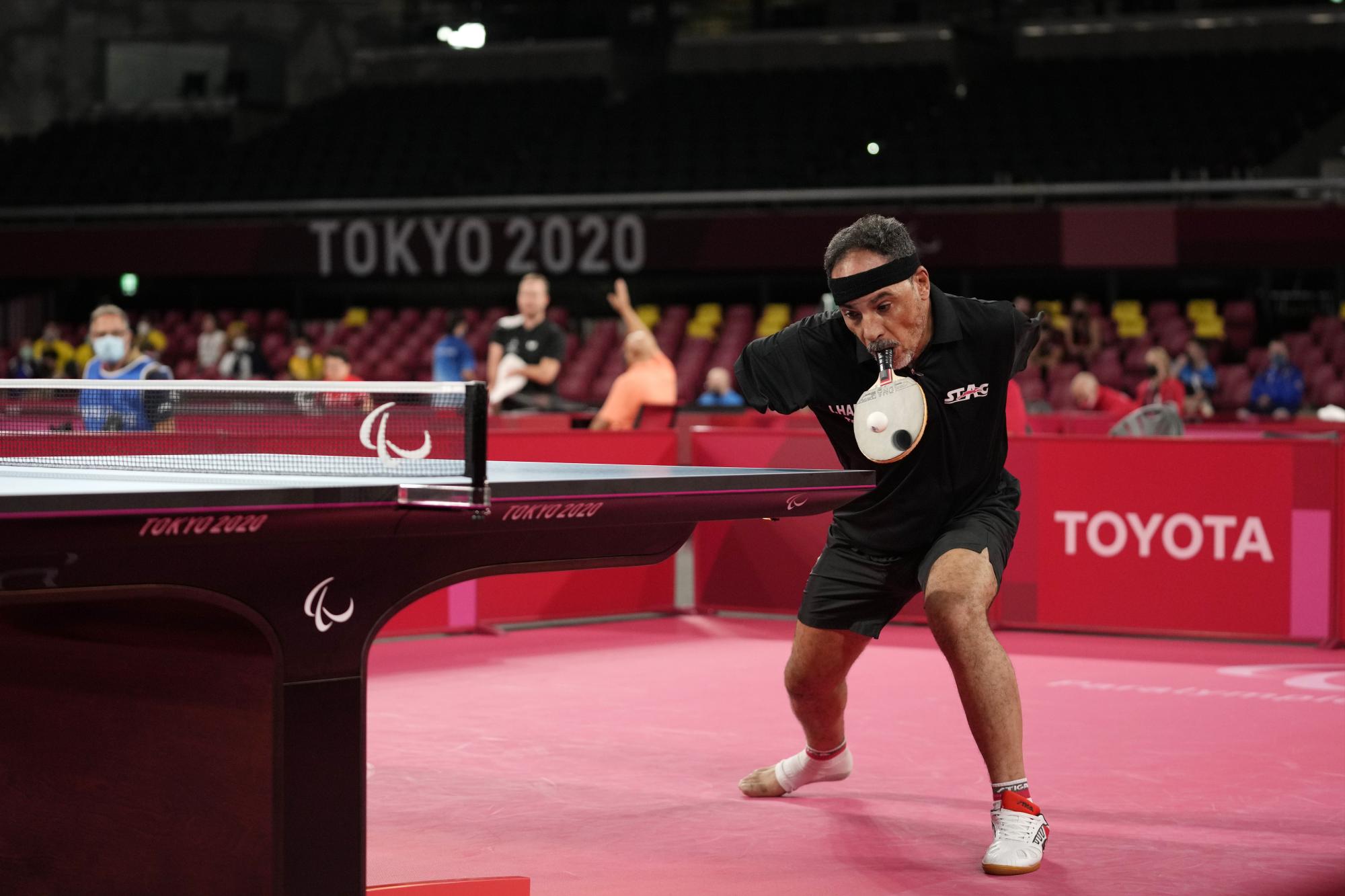 Ibrahim Hamadtou de Egipto juega contra Park Hong-kyu de Corea del Sur en la Clase 6, Grupo E de tenis de mesa masculino en los Juegos Paralímpicos de Tokio 2020 el miércoles 25 de agosto de 2021 en Tokio, Japón. (Foto AP / Eugene Hoshiko)