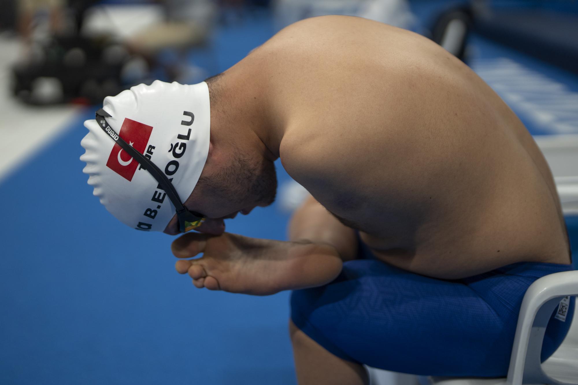 Beytullah Eroglu, de Turquía, ajusta sus gafas antes de participar en el Relevo Mixto 4x50m Freestyle - 20 Puntos Heat 2 en el Centro Acuático de Tokio durante los Juegos Paralímpicos de Tokio 2020, el jueves 26 de agosto de 2021 en Tokio, Japón. (Foto AP / Emilio Morenatti)
