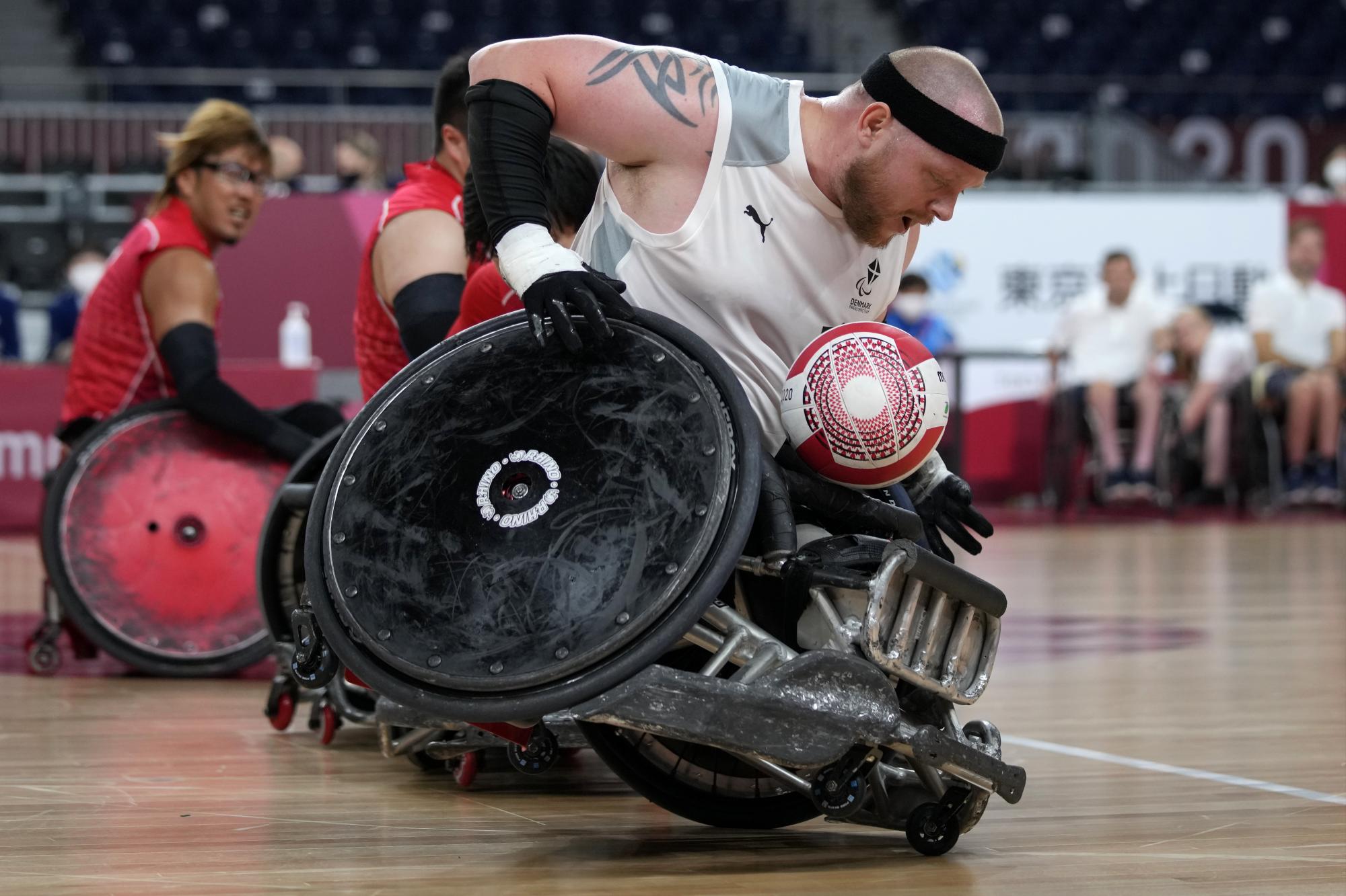 Mark Ingemann Peters, de Dinamarca, intenta controlar el balón durante un partido de la fase de grupos de Rugby en silla de ruedas en los Juegos Paralímpicos de Tokio 2020, el jueves 26 de agosto de 2021, en Tokio, Japón. (Foto AP / Shuji Kajiyama)