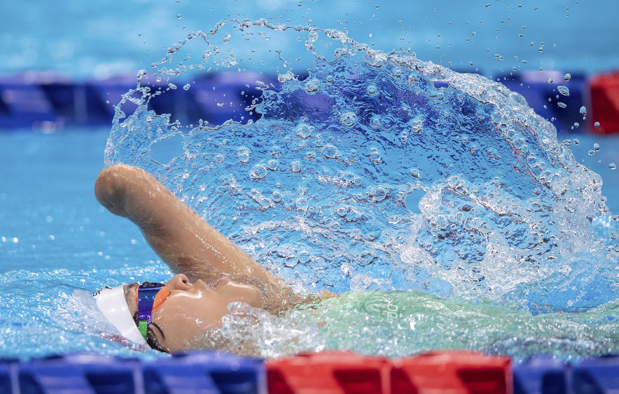 La china Liu Daomin compite en la final de natación SM6 individual de 200 metros combinados femeninos durante los Juegos Paralímpicos de Tokio 2020 en Tokio, el jueves 26 de agosto de 2021 (Joel Marklund para OIS vía AP)