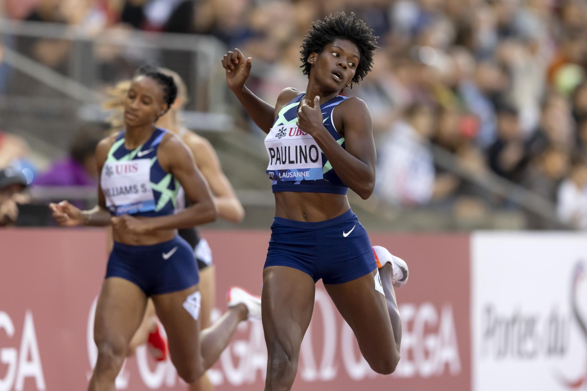 la dominicana Marileidy Paulino (derecha) ganó nuevamente su carrera en la liga de Diamante, en los 400 metros lizos. La criolla mejoró su tiempo de 50.40 segundos a 50.12 en la prueba del viernes 28 de agosto del 2021. (AP/Valentin Flauraud)