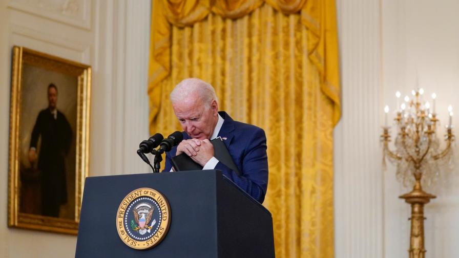 Doble atentado sangriento ante aeropuerto de Kabul, Biden promete represalias