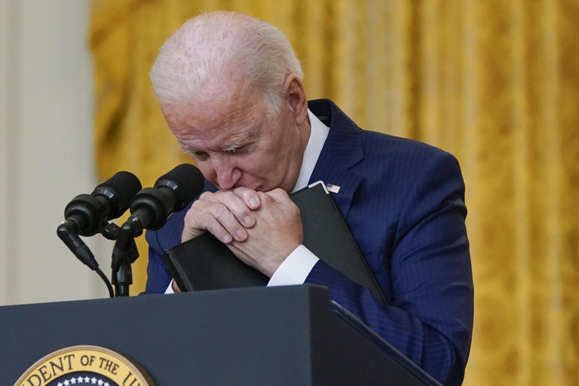 El presidente Joe Biden hace una pausa mientras escucha una pregunta sobre los atentados con bombas en el aeropuerto de Kabul que mataron al menos a 12 miembros del servicio estadounidense, desde el Salón Este de la Casa Blanca, el jueves 26 de agosto de 2021, en Washington. (AP Photo/Evan Vucci)