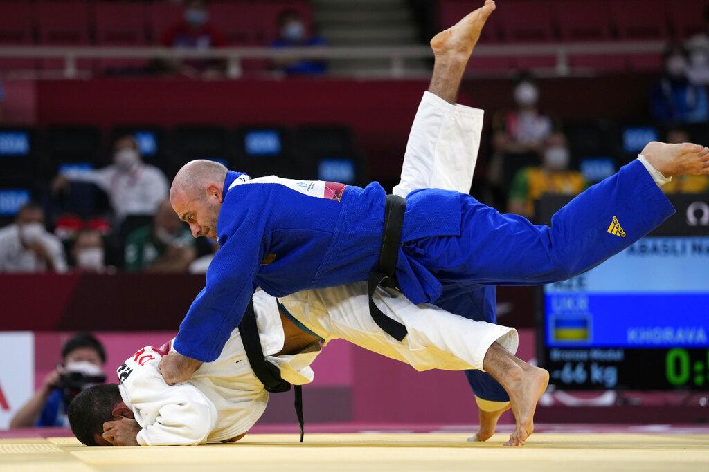 El ucraniano Davyd Khorava, a la derecha, compite contra el azerbaiyano Abasli en el partido por la medalla de bronce en judo masculino de 66 kg en los Juegos Paralímpicos de Tokio 2020, el viernes 27 de agosto de 2021, en Tokio, Japón. (Foto AP / Kiichiro Sato)