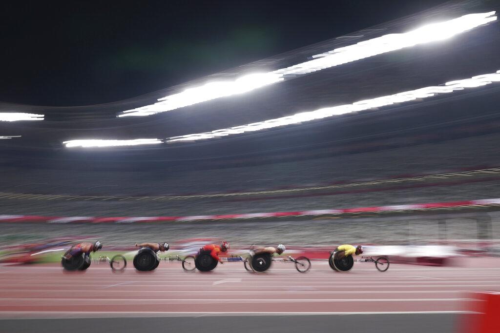 Los atletas compiten durante la prueba masculina T54 5000m en los Juegos Paralímpicos de Tokio 2020, el viernes 27 de agosto de 2021, en Tokio, Japón. (Foto AP / Eugene Hoshiko)