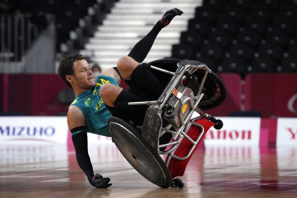 Andrew Edmondson de Australia cae durante un partido de rugby en silla de ruedas semifinal contra Estados Unidos en los Juegos Paralímpicos de Tokio 2020, el sábado 28 de agosto de 2021, en Tokio, Japón. (Foto AP / Kiichiro Sato)