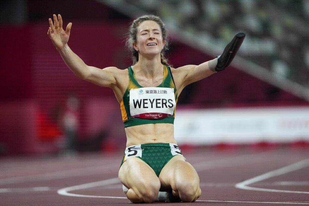 La sudafricana Anrune Weyers celebra tras ganar la final femenina de 400 metros T47 durante los Juegos Paralímpicos de 2020 en el Estadio Nacional de Tokio, el sábado 28 de agosto de 2021 (AP Photo / Eugene Hoshiko).