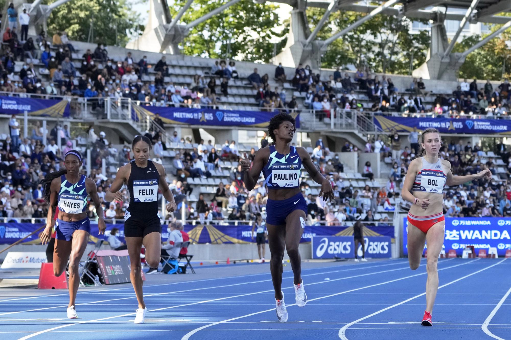 la dominicana Marileidy Paulino (2da desde la derecha) ganó nuevamente su carrera en la liga de Diamante, en los 400 metros lizos. La criolla mejoró su tiempo de 50.40 segundos a 50.12 en la prueba del viernes 28 de agosto del 2021. (AP/Francois Mori)