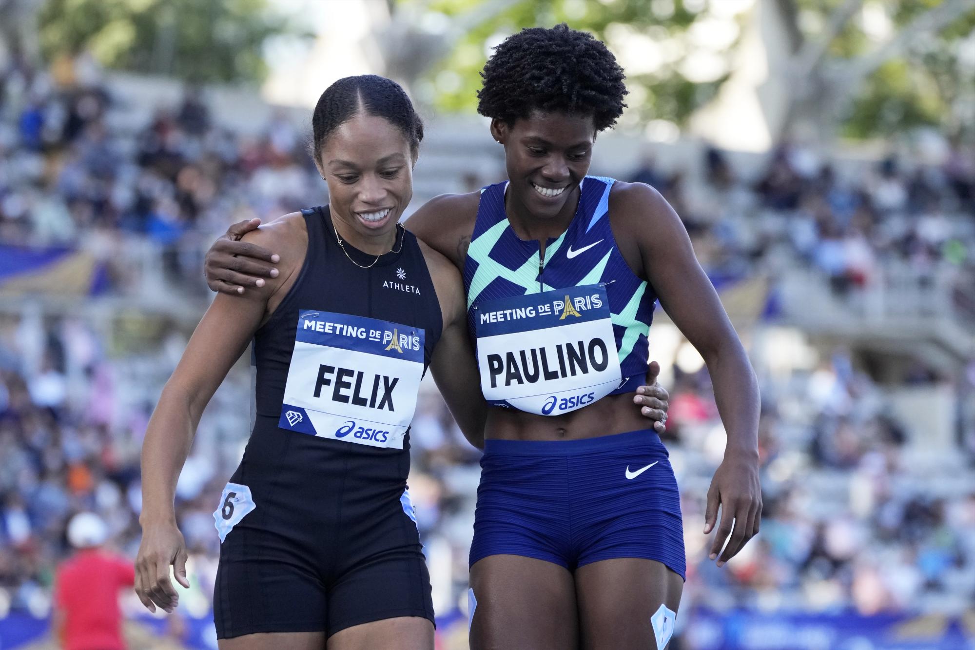 La dominicana Marileidy Paulino, (derecha), es felicitada por Allyson Felix, de los Estados Unidos, luego que la quisqueyana ganara su prueba del 28 de agosto en la Liga Diamante. (AP Photo/Francois Mori)