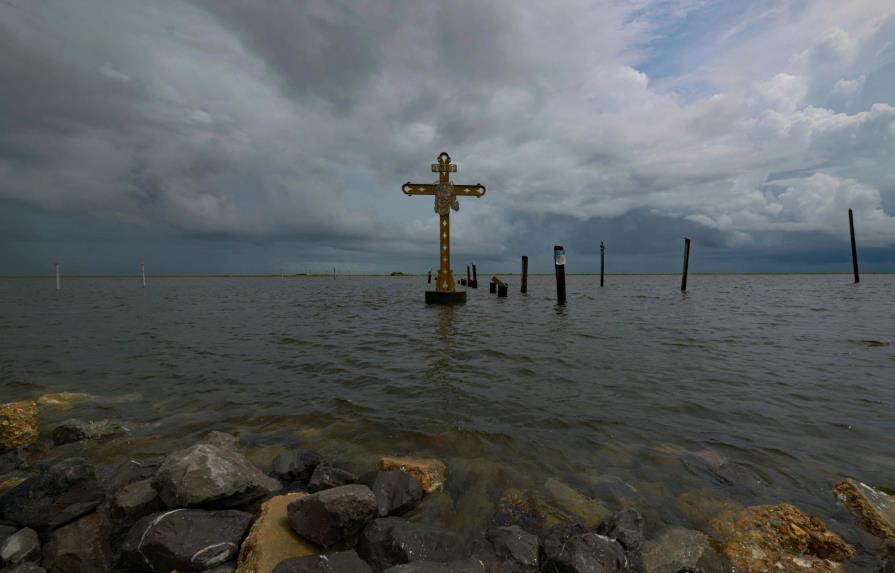 La costa del Golfo de EEUU se prepara para el “extremadamente peligroso” huracán Ida
