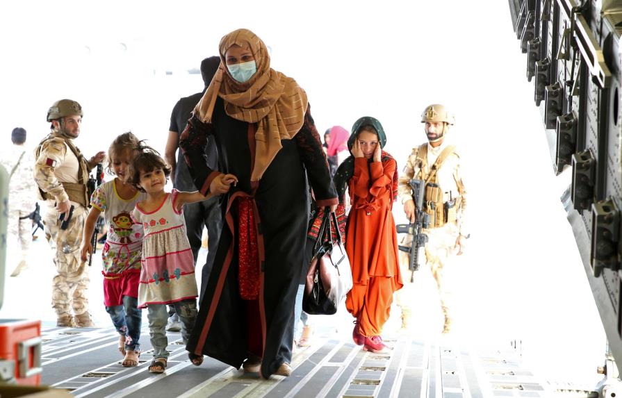 EE.UU. evacúa a 1.200 personas de Kabul a un día del fin de la misión