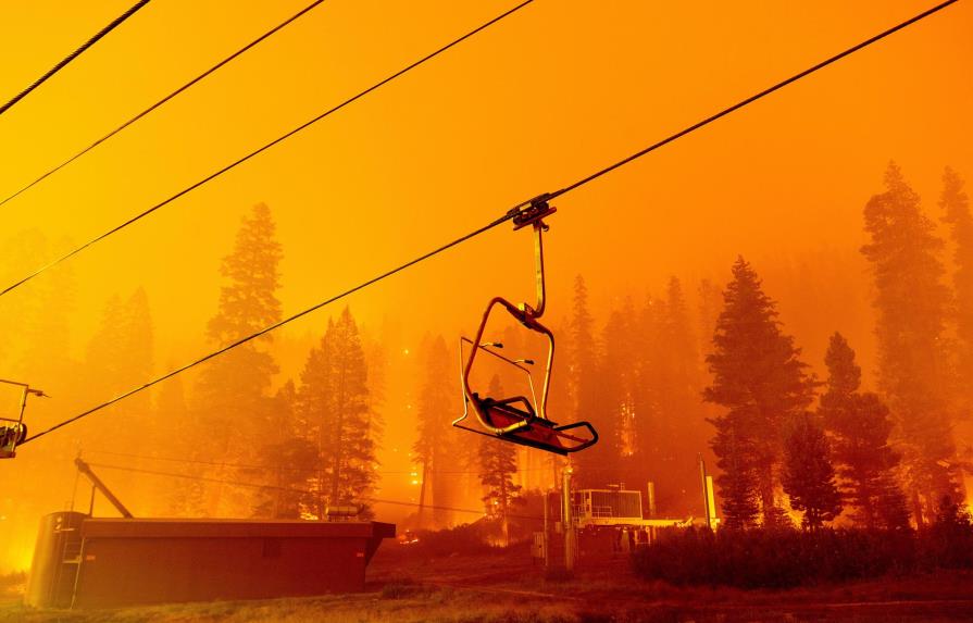 Incendio forestal obliga a evacuar destino turístico de Estados Unidos