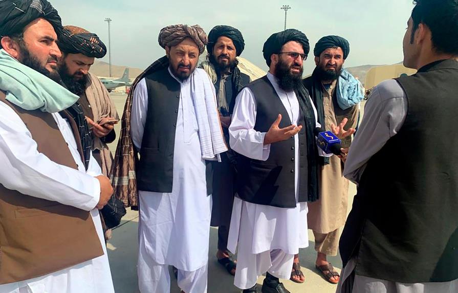 Talibanes reparten toneladas de trigo para combatir el hambre en Afganistán