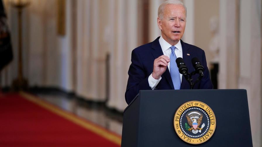 Senador demócrata moderado lanza nueva advertencia sobre costos de plan de inversión de Biden