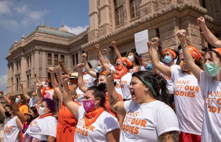 Activistas protestan en ciudades de Texas contra ley que restringe el aborto