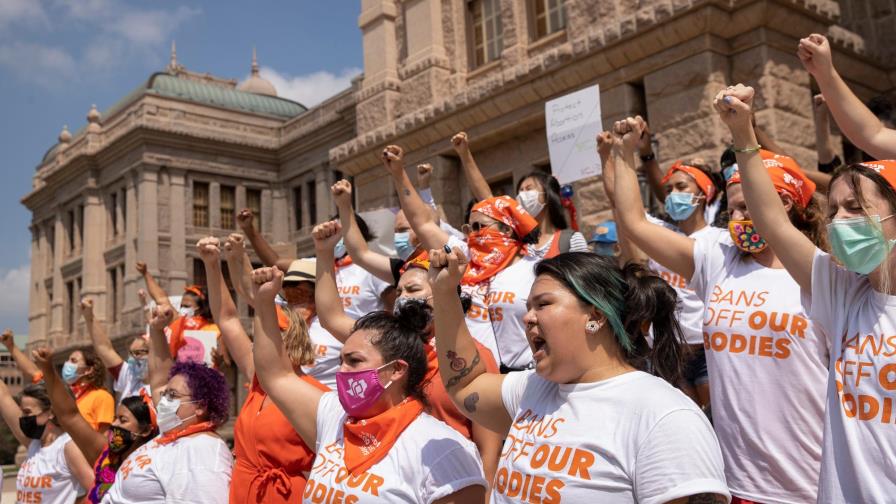 Activistas protestan en ciudades de Texas contra ley que restringe el aborto