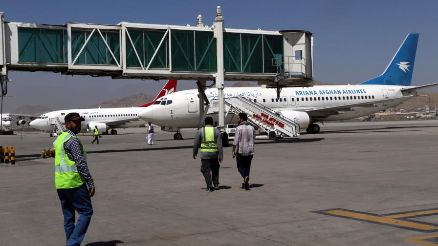 Congresista dice que talibanes impiden salida de aviones con estadounidenses