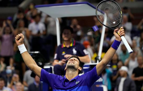 Djokovic despierta y sigue al acecho del Grand Slam