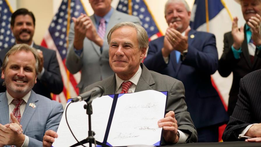 El gobernador de Texas firma una ley que restringe el derecho al voto