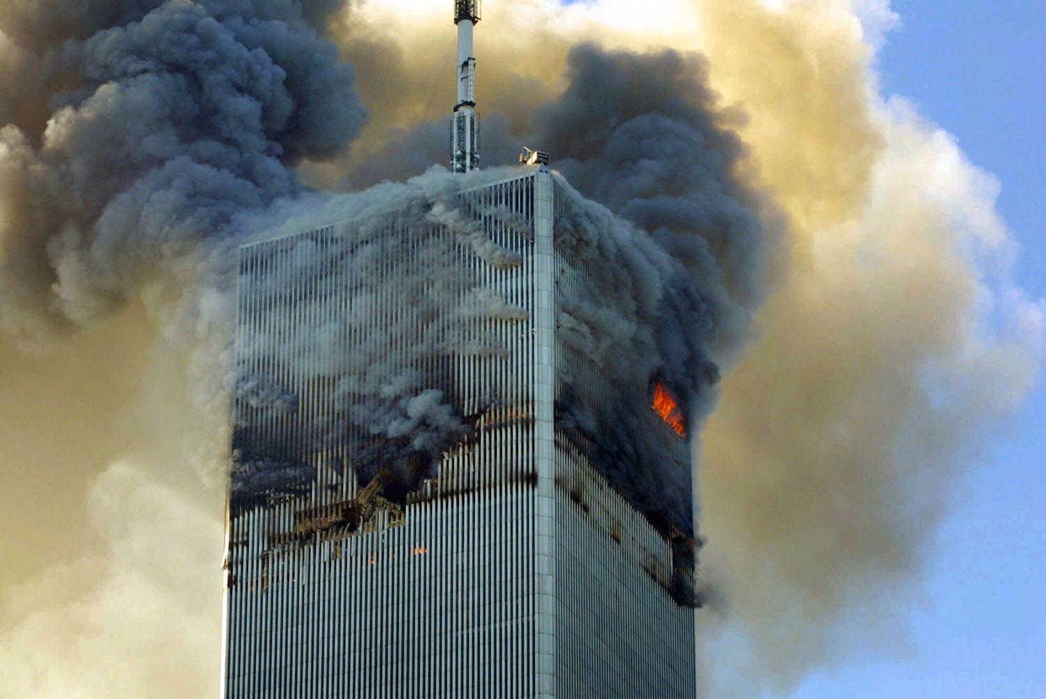 El fuego y el humo salen de la torre norte del World Trade Center de Nueva York el martes 11 de septiembre de 2001 (AP Photo / David Karp).