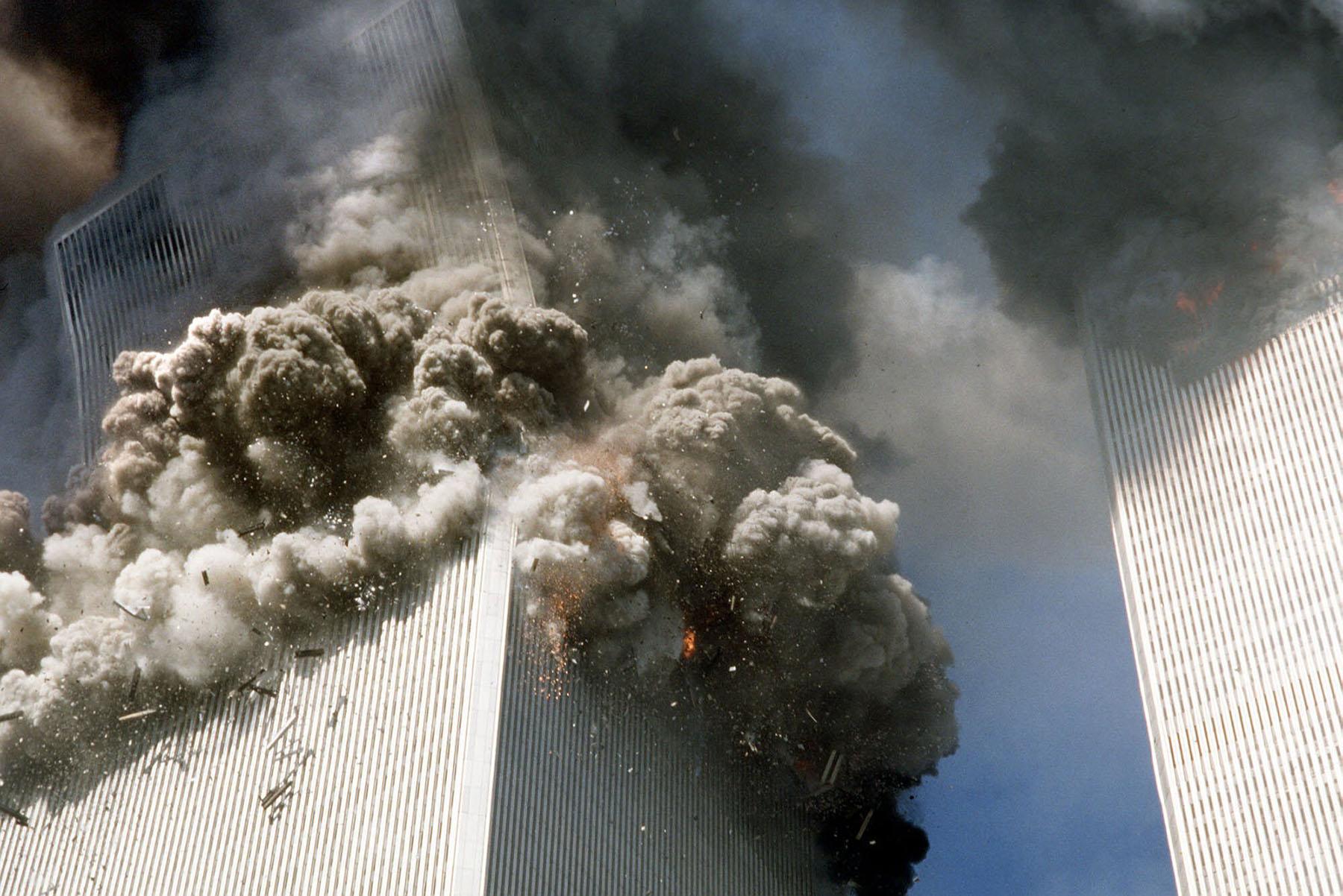 ARCHIVO - En esta fotografía de archivo del 11 de septiembre de 2001, la torre sur del World Trade Center, a la izquierda, comienza a derrumbarse después de un ataque terrorista en los edificios emblemáticos de Nueva York. (Foto AP / Gulnara Samoilova, archivo)