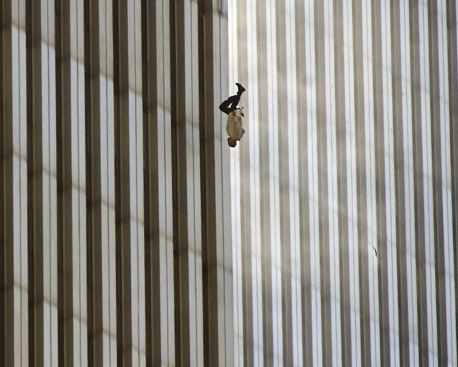CONTENIDO GRÁFICO - ARCHIVO - Una persona cae de la torre norte del World Trade Center de Nueva York el martes 11 de septiembre de 2001 después de que terroristas chocaron dos aviones secuestrados en el World Trade Center y derribaron las torres gemelas de 110 pisos. (Foto AP / Richard Drew)
