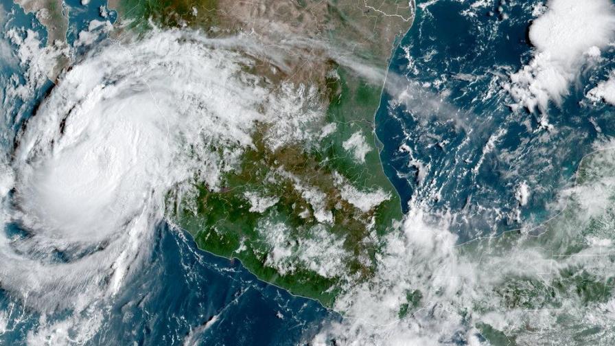 Huracán Olaf está próximo a tocar tierra en noroeste de México
