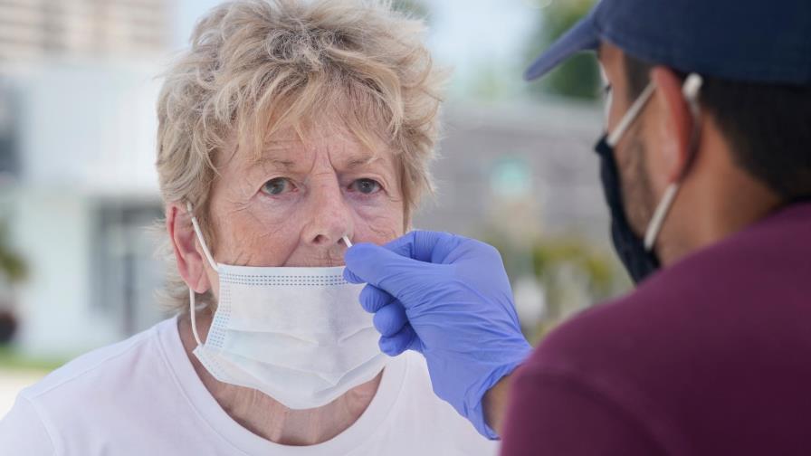 Florida supera 50,000 muertes en medio de peleas por vacunación y tapabocas