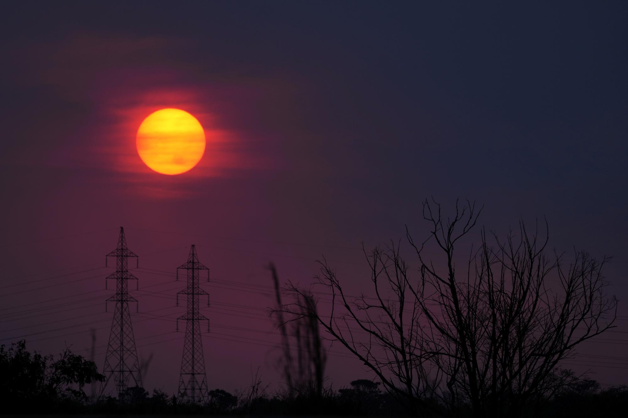 El sol se pone sobre una zona rural de Brasilia, Brasil, el jueves 9 de septiembre de 2021 (AP Photo / Eraldo Peres)