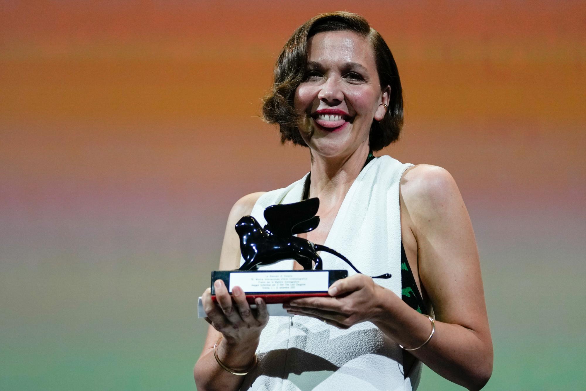 Maggie Gyllenhaal posa tras ganar el premio al mejor guion por The Lost Daughter en el Festival de Cine de Venecia, el sábado 11 de septiembre de 2021 en Venecia, Italia. (AP Foto/Domenico Stinellis)